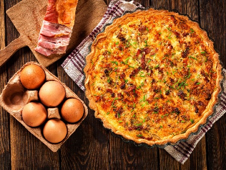 Киш Лорен с бекон, яйца, прясно мляко и течна готварска сметана - класическа оригинална рецепта - снимка на рецептата